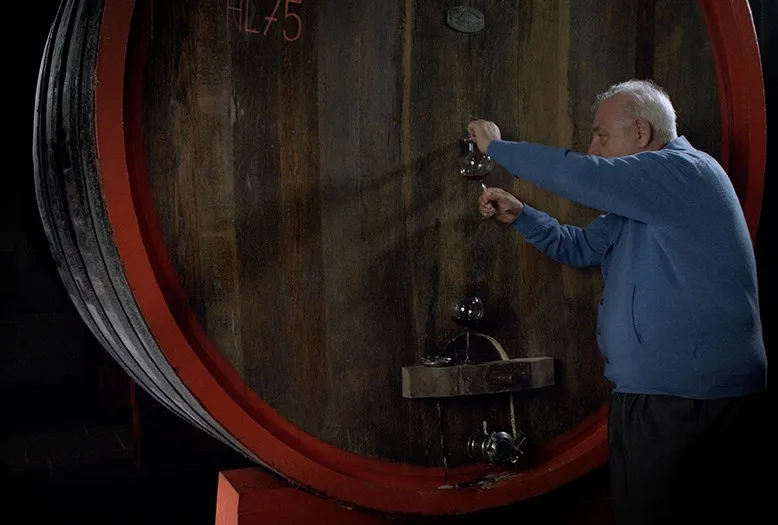 Gianfranco Soldera prélevant le vin dans un foudre de chêne de Slavonie à Case Basse