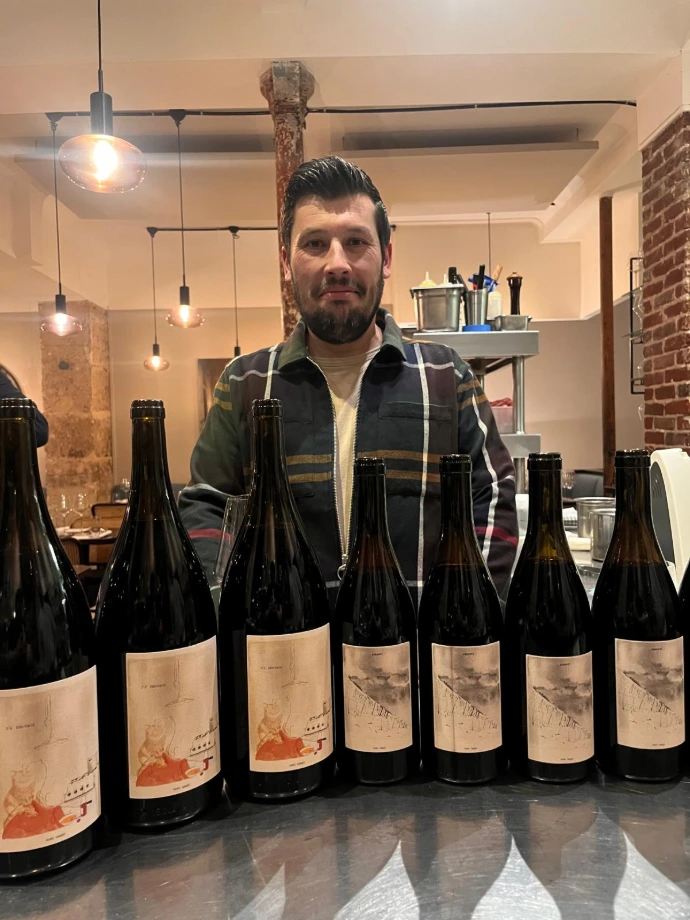 Le vigneron Henri Chauvet et sa gamme de vins d'Auvergne lors d'un dîner vigneron