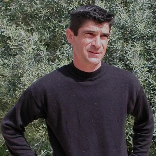 Le vigneron de La Grange des Pères sur son domaine à Aniane