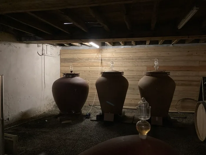 La cave de Stéphane Rocher, élevage des vins en amphore à La Ferme du Mont Benault