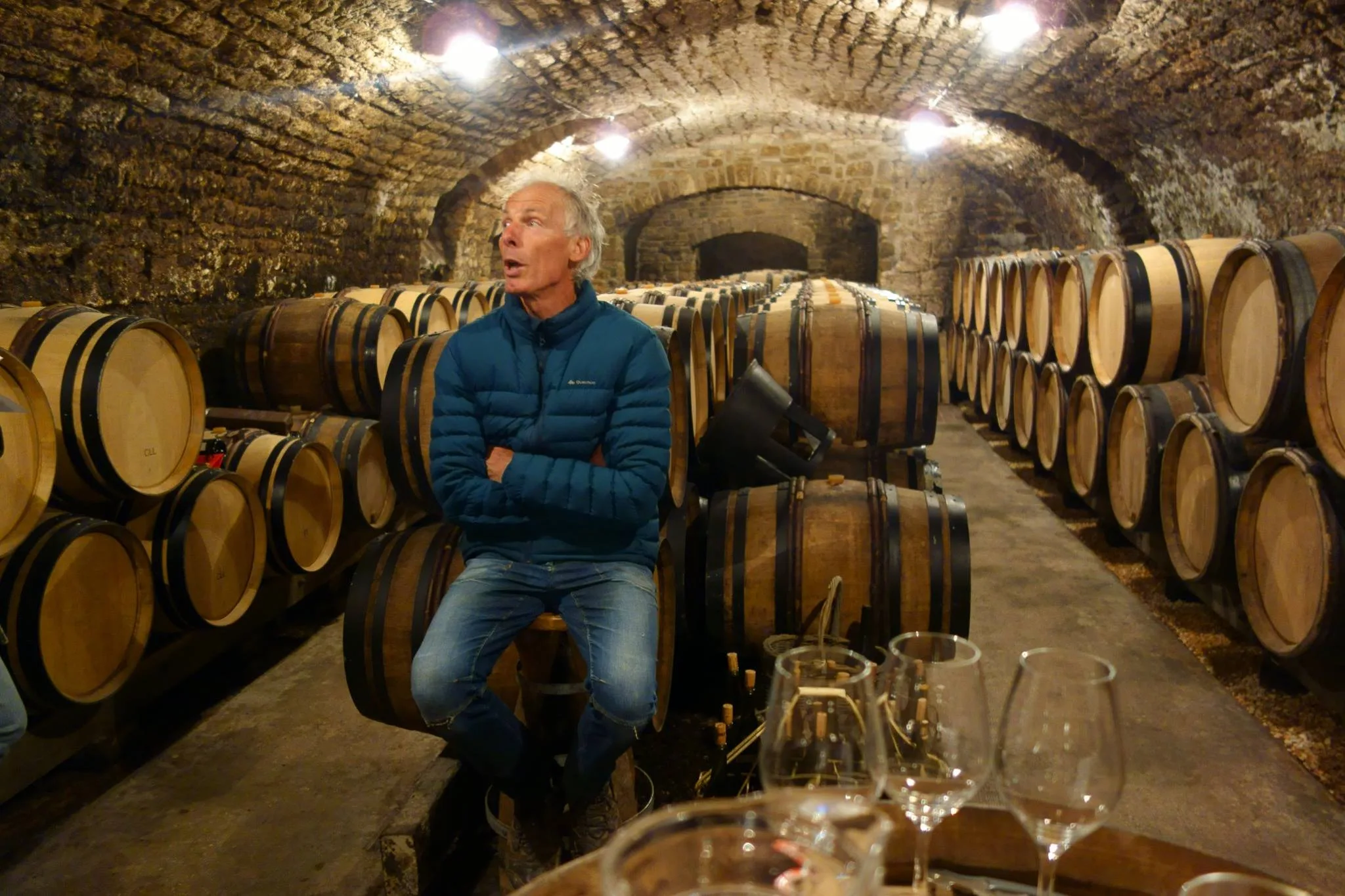 Vincent Dauvissat dans sa cave voûtée de Chablis, au milieu de ses barriques