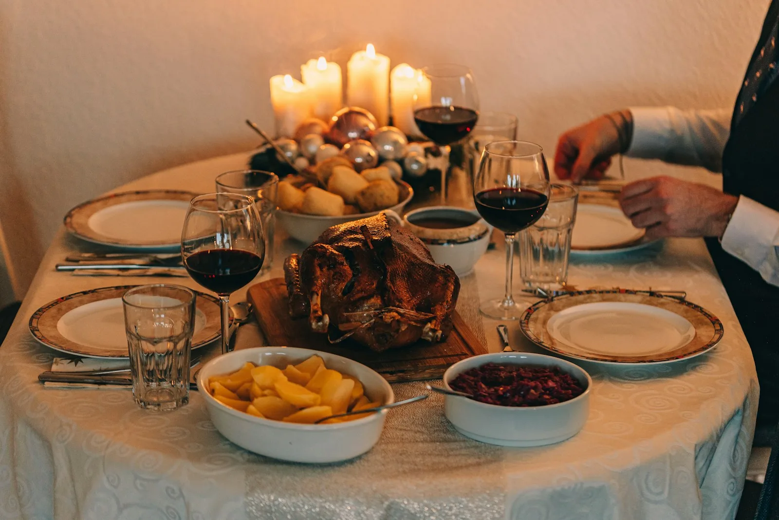 Table de repas de Noël vue de dessus avec une volaille rôtie, des accompagnements et un couvert de fête