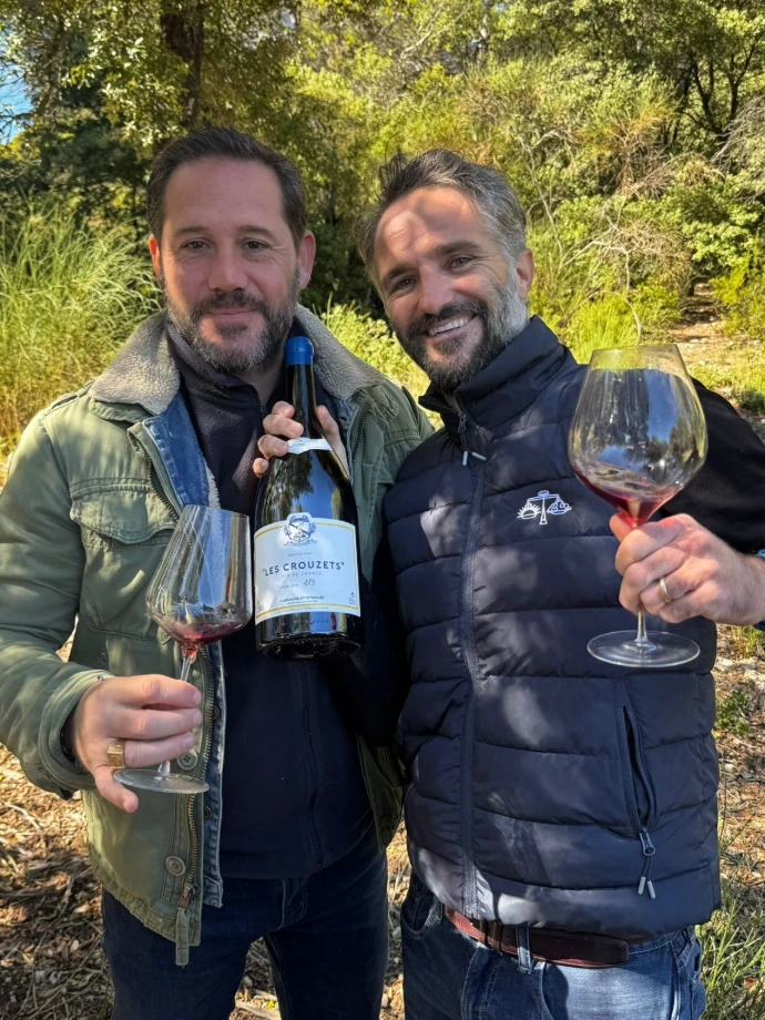 Matthieu Rollin et Nicolas Seffusatti du domaine Cassagnes et Vitailles en train de boire une bouteille dans les vignes