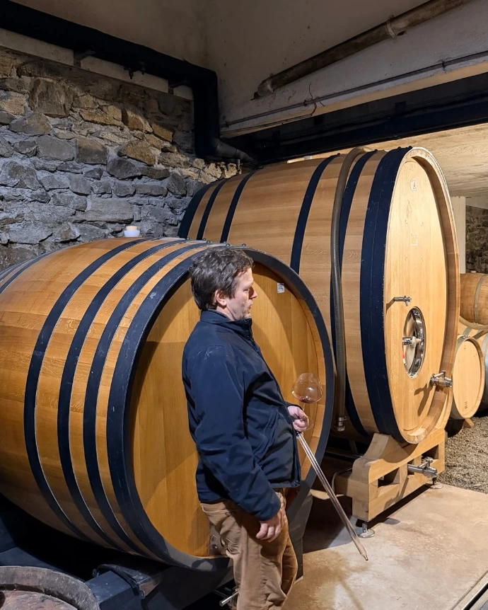 Cyril Fhal dans sa cave au Clos du Rouge Gorge